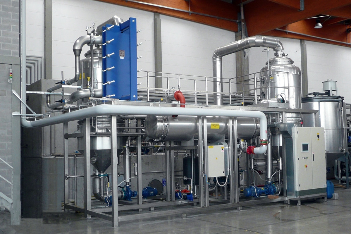 Evaporatore sottovuoto a doppio stadio ad acqua calda per il trattamento dei digestati di origine animale.