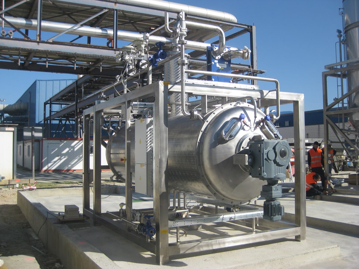 Un evaporatore industriale a vapore per la super concentrazione di ritorni da centrifuga.