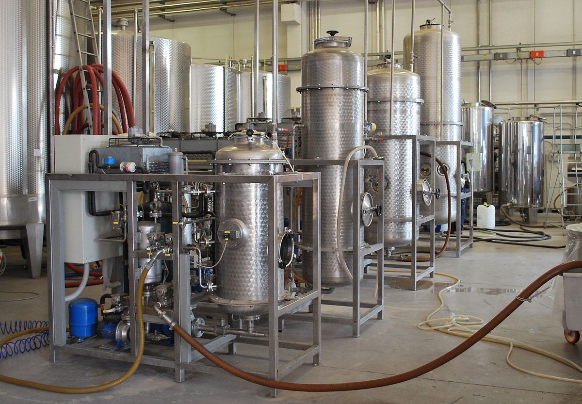 Evaporatori industriali a pompa di calore di varie misure, usati per la concentrazione di aromi per uso alimentare.